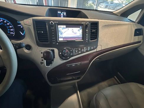 Used 2014 Toyota Sienna XLE w/ XLE Premium Package FWD image 38