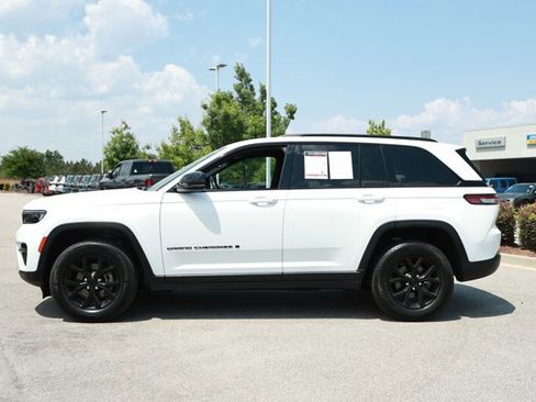 Used 2024 Jeep Grand Cherokee Altitude AWD/4WD image 9