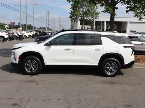 Used 2025 Chevrolet Traverse LT FWD image 7