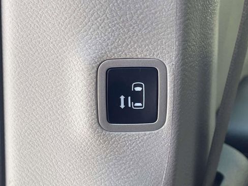 Used 2023 Chrysler Pacifica Touring-L FWD image 13