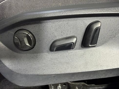 Used 2023 Volkswagen Taos SE w/ Panoramic Sunroof Package FWD image 22