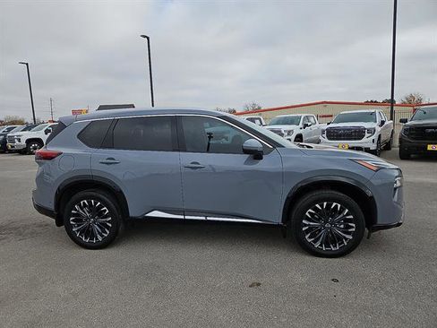 Used 2025 Nissan Rogue Platinum w/ Platinum Premium Package image 6