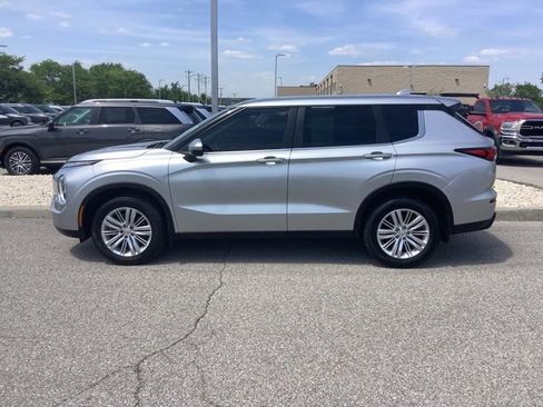Used 2022 Mitsubishi Outlander ES FWD image 2