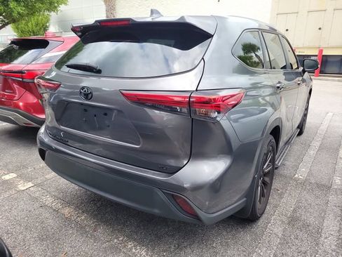 Used 2023 Toyota Highlander XLE FWD image 4