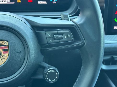 Certified 2025 Porsche Cayenne AWD/4WD image 28