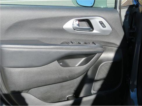 Used 2022 Chrysler Pacifica Touring-L w/ S Appearance Package FWD image 34