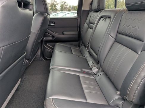 Used 2022 Nissan Frontier SV w/ SV Premium Package image 13