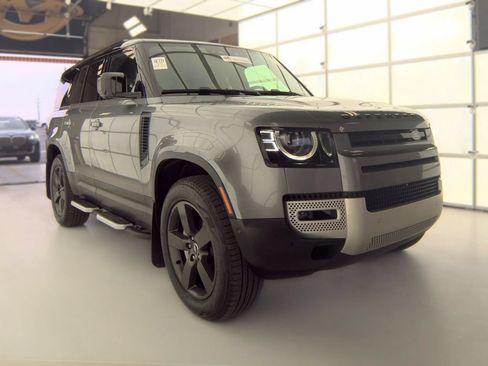 Used 2023 Land Rover Defender 130 SE AWD/4WD image 4