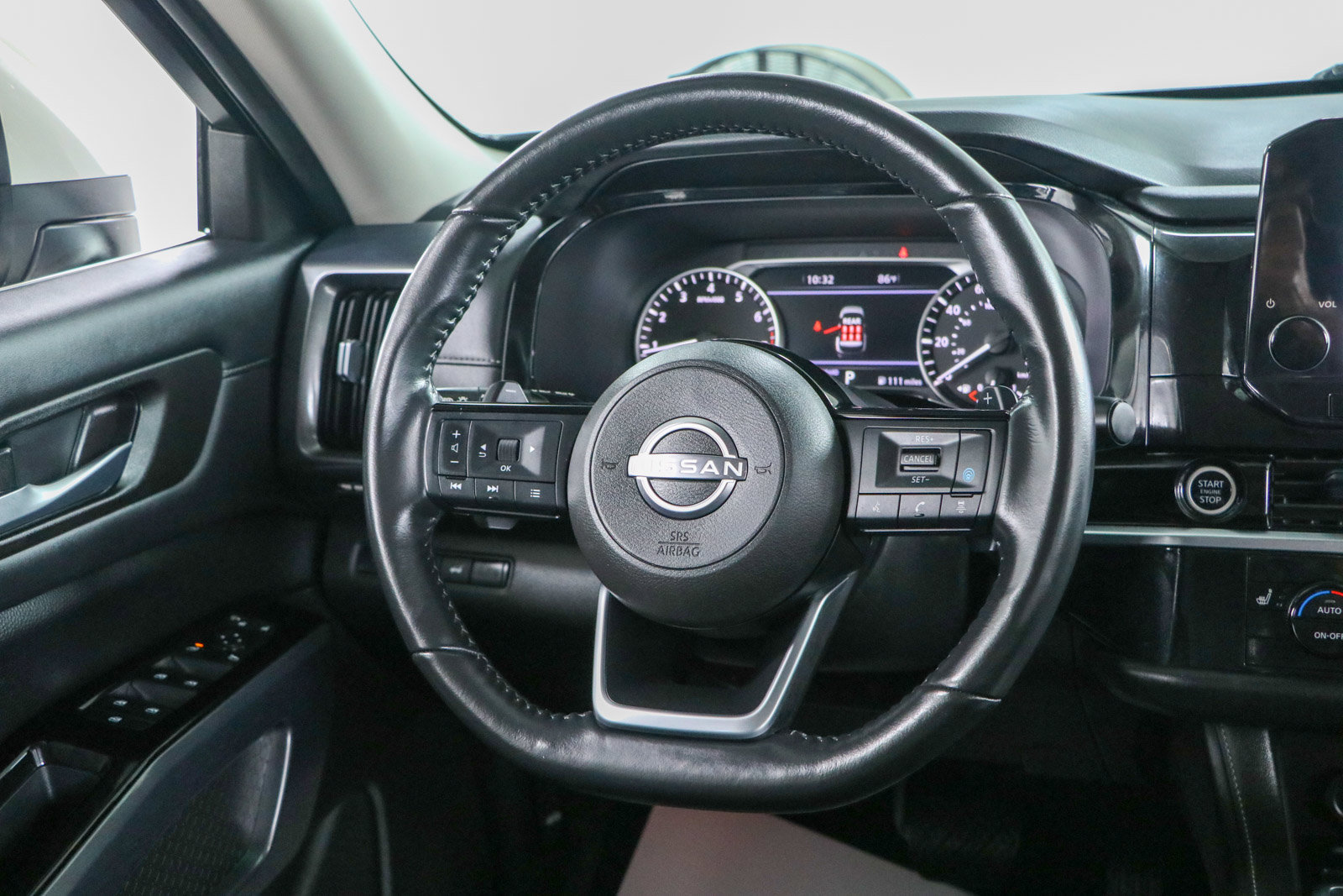 Used 2024 Nissan Pathfinder SL FWD image 12