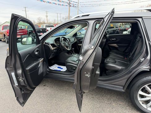 Used 2017 Jeep Cherokee Limited image 7