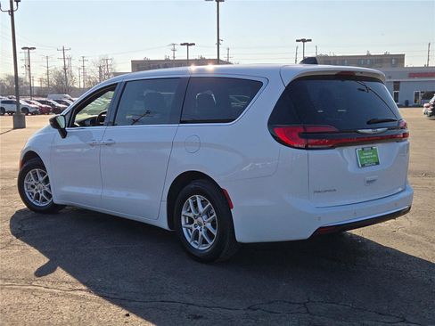 Certified 2025 Chrysler Pacifica Select image 16