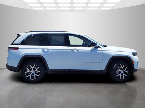 Used 2023 Jeep Grand Cherokee Limited RWD image 3