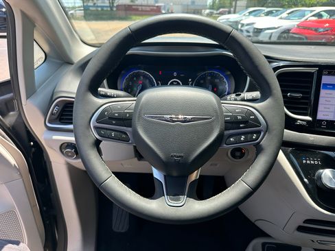 Used 2023 Chrysler Pacifica Touring-L FWD image 21