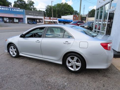 Used 2012 Toyota Camry SE FWD image 7