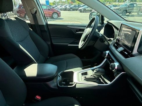Used 2025 Toyota RAV4 XLE AWD/4WD image 19