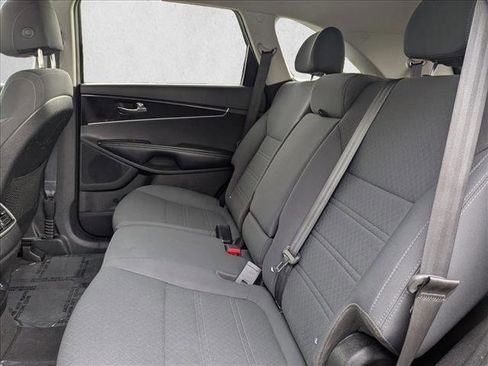 Used 2017 Kia Sorento LX w/ LX Convenience Package image 19