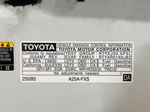 Used 2024 Toyota Venza LE AWD/4WD image 22