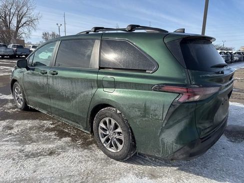 Used 2025 Toyota Sienna XLE w/ XLE Plus Package image 9