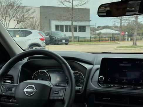 Used 2025 Nissan Rogue SV image 35