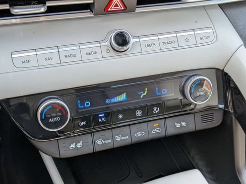 Used 2025 Hyundai Elantra Limited FWD image 23