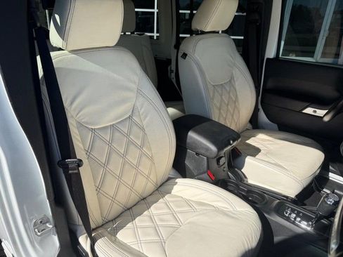 Used 2017 Jeep Wrangler Unlimited Sahara w/ Connectivity Group AWD/4WD image 11