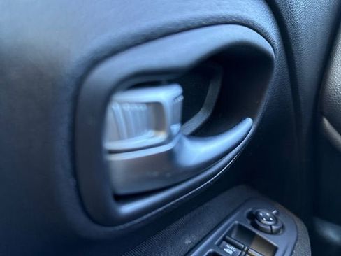 Used 2019 Jeep Renegade Latitude FWD image 27