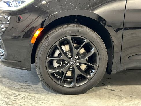 New 2026 Chrysler Pacifica Limited w/ S Appearance Package image 11