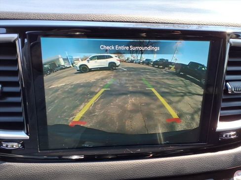 Used 2024 Chrysler Pacifica Touring-L FWD image 10