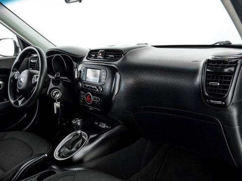 Used 2017 Kia Soul + image 10
