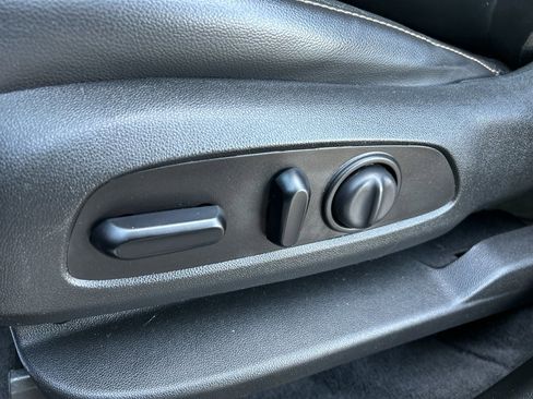 Used 2020 Chevrolet Traverse LT w/ LT Premium Package image 19