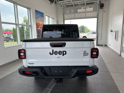 Used 2024 Jeep Gladiator Sport image 4