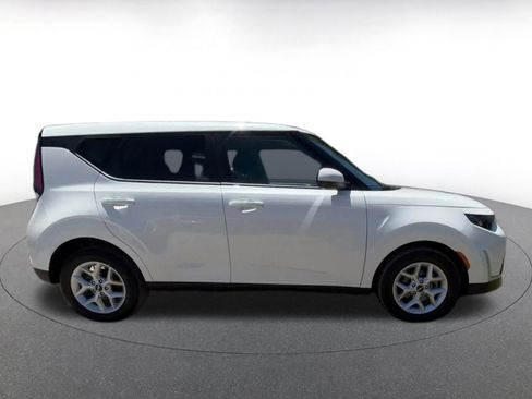 Used 2025 Kia Soul LX w/ LX Technology Package FWD image 17