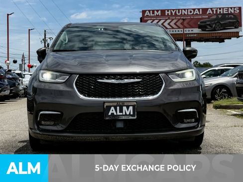 Used 2023 Chrysler Pacifica Touring-L FWD image 3
