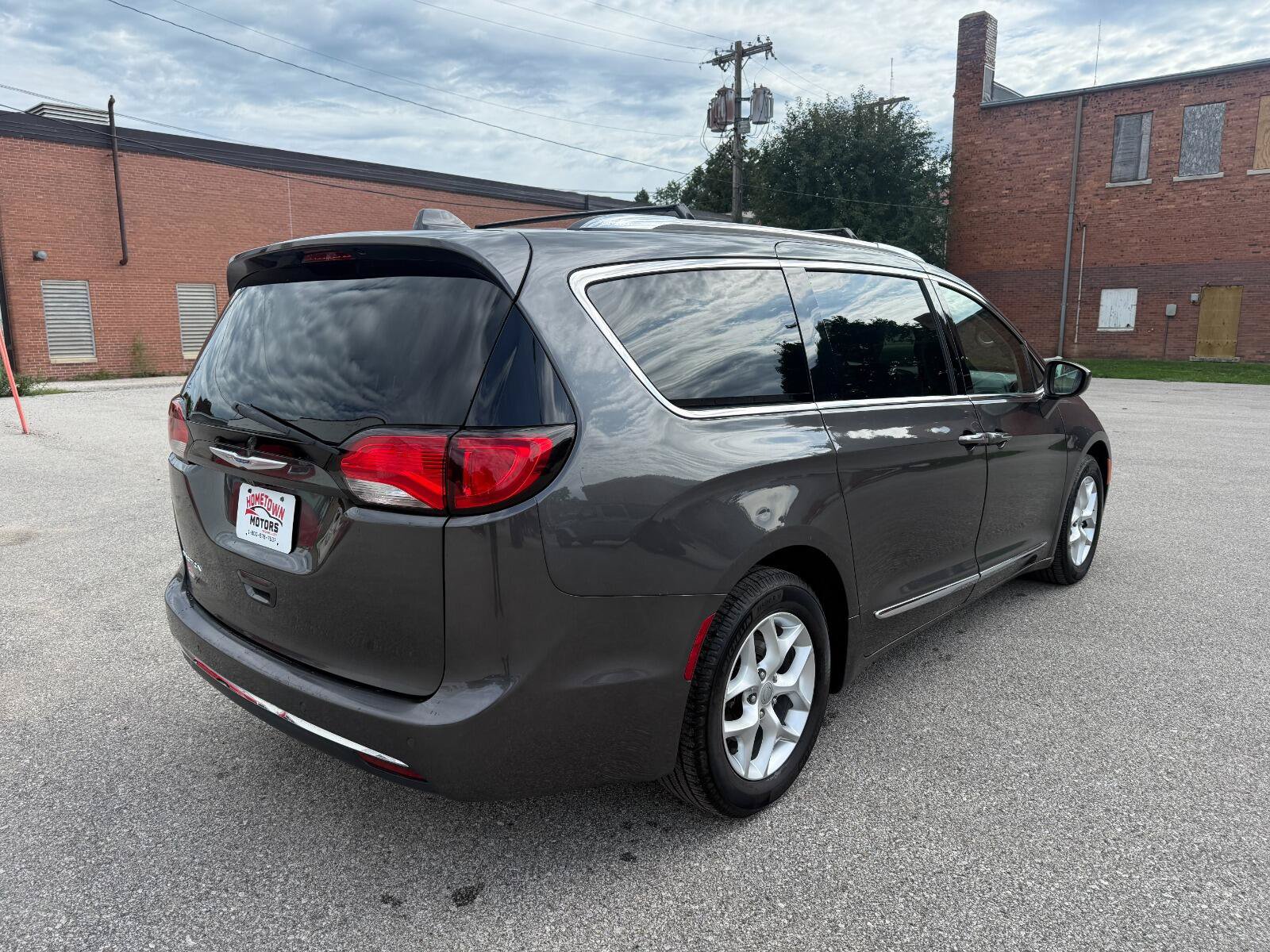 Used 2020 Chrysler Pacifica Touring-L Plus w/ Tire & Wheel Group FWD image 5