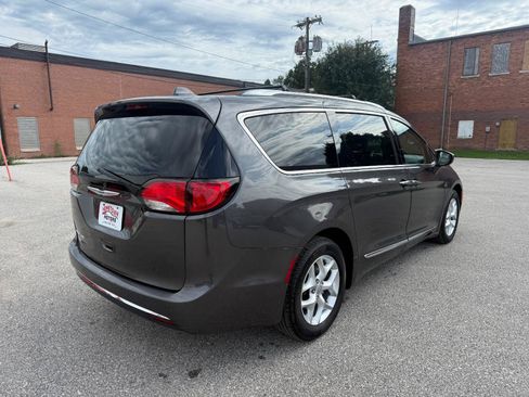 Used 2020 Chrysler Pacifica Touring-L Plus w/ Tire & Wheel Group FWD image 5