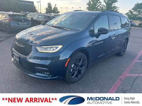 Used 2025 Chrysler Pacifica Limited AWD/4WD image 1