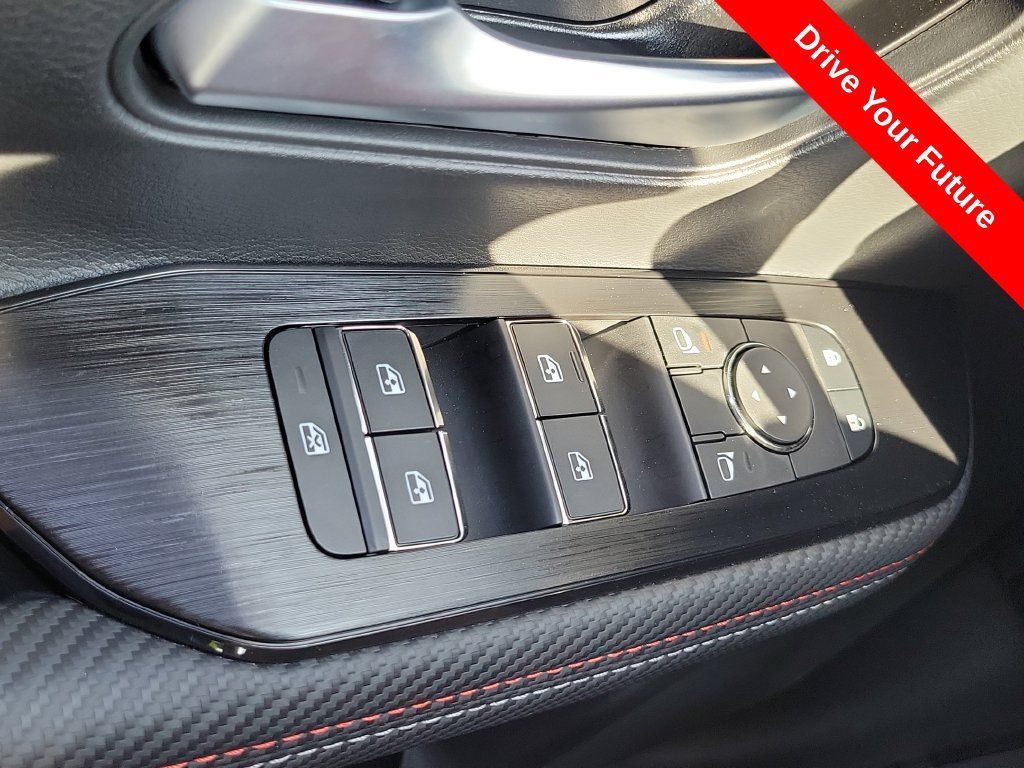Used 2025 Nissan Kicks SR AWD/4WD image 17