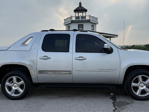 Used 2011 Chevrolet Avalanche LT w/ Regional Value Package AWD/4WD image 4