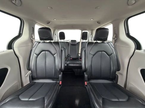 Used 2024 Chrysler Pacifica Touring-L image 28