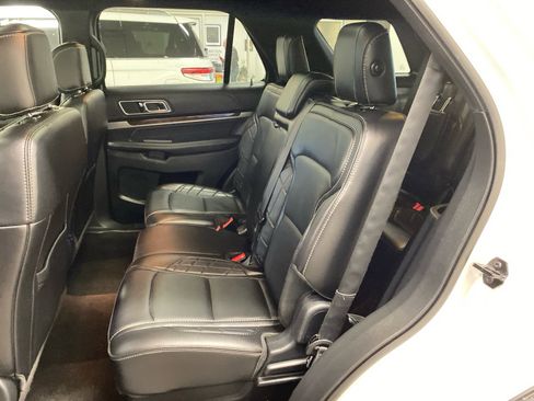 Used 2017 Ford Explorer Platinum image 11