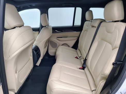 Used 2024 Jeep Grand Cherokee Limited image 25