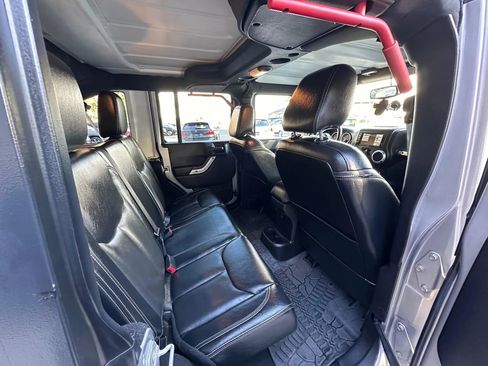 Used 2016 Jeep Wrangler Unlimited Rubicon image 10