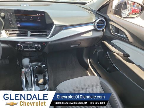Certified 2025 Chevrolet Trax LT FWD image 24
