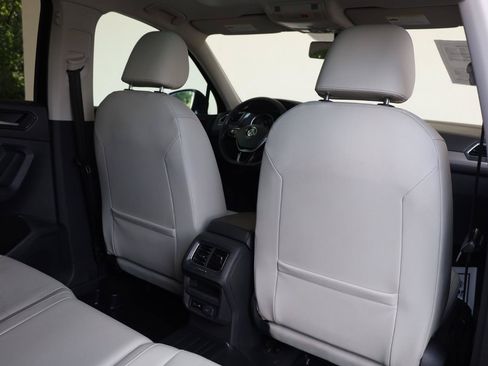 Used 2018 Volkswagen Tiguan SEL AWD/4WD image 25