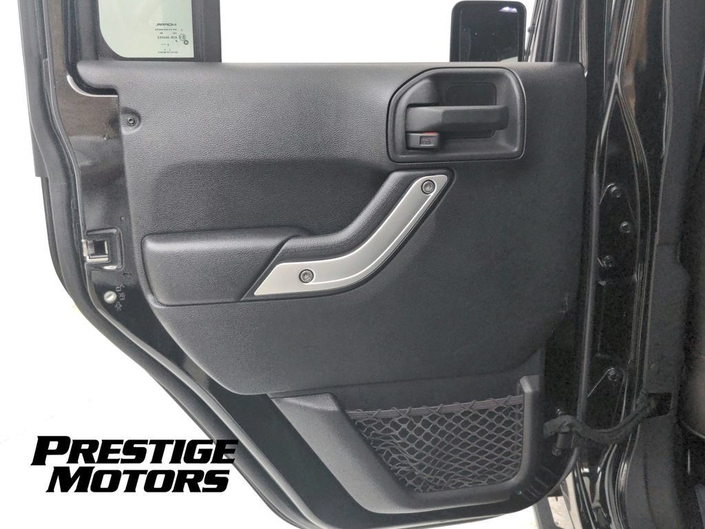 Used 2015 Jeep Wrangler Unlimited Rubicon w/ Connectivity Group AWD/4WD image 23