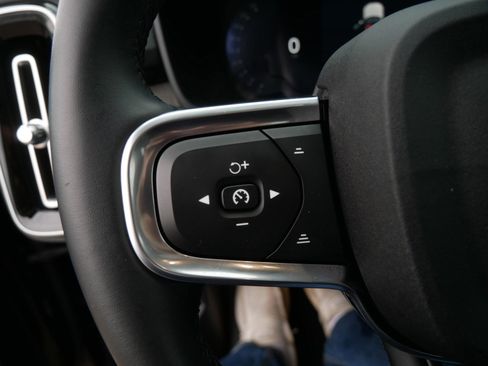Certified 2025 Volvo XC40 B5 Plus AWD/4WD image 28