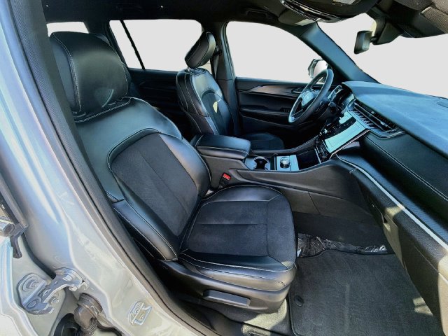 Used 2024 Jeep Grand Cherokee L Laredo RWD image 30