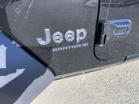 Used 2023 Jeep Gladiator Sport image 11