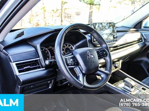 Used 2024 Mitsubishi Outlander SE image 32