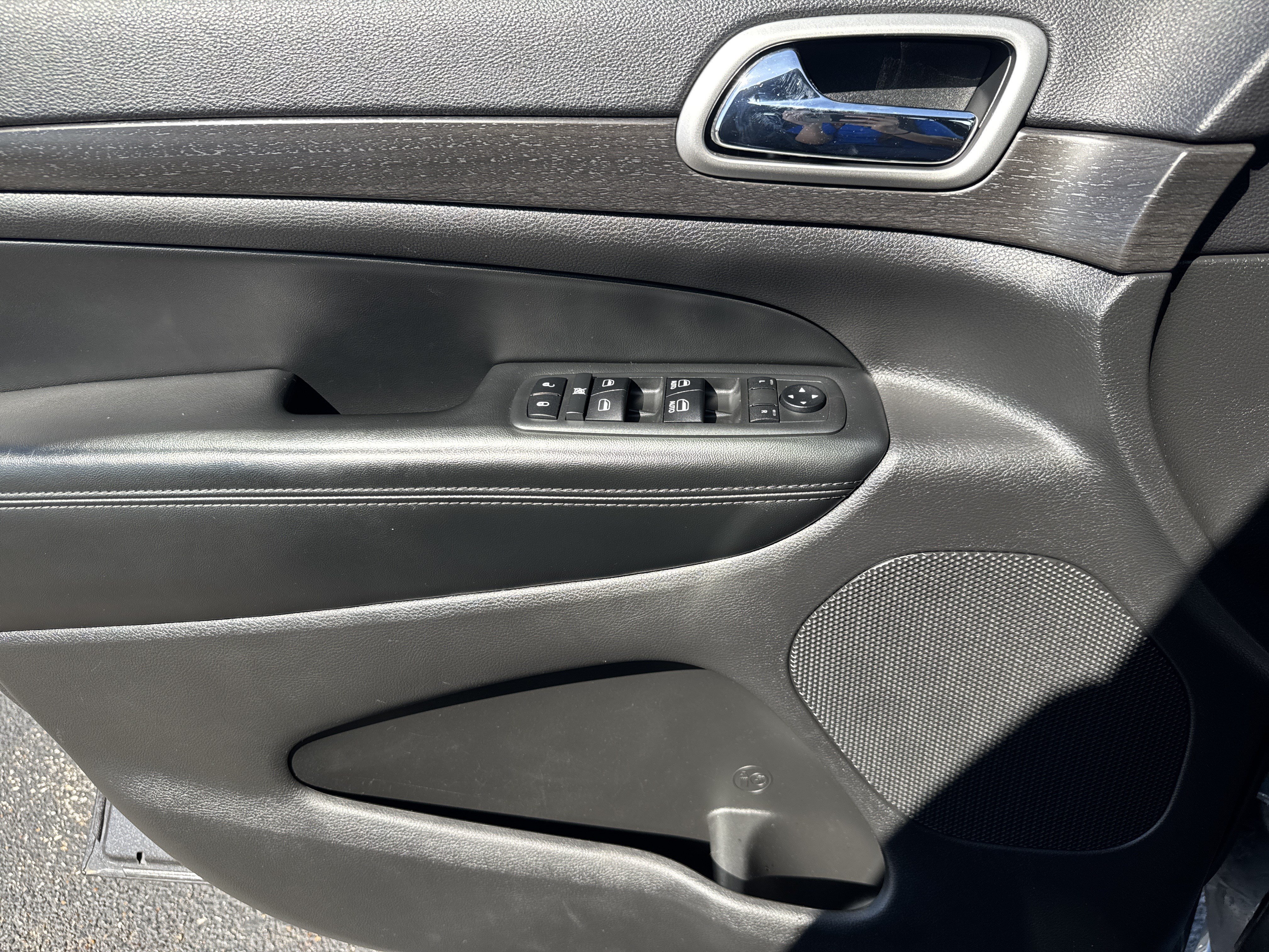 Used 2018 Jeep Grand Cherokee Altitude AWD/4WD image 14